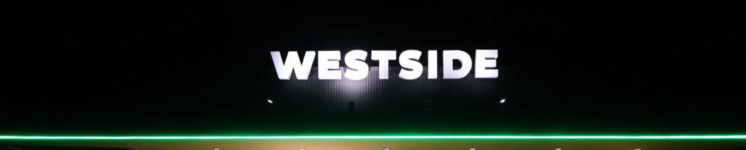 WESTSIDE 岩倉店の外観（WESTSIDEの看板と緑のライン）